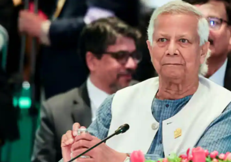 कुछ लोग बांग्लादेशी हाई कमीशन के बाहर जमा हुए, और ढाका ने झूठ फैलाते हुए कहा, 