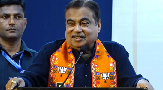 गडकरी ने राजनीति से जुड़ा एक दिलचस्प किस्सा सुनाते हुए कहा, 'उन्हें कॉर्पोरेटर बनाया गया, लेकिन जब उन्हें मेयर नहीं बनाया गया, तो वह रोने लगीं।'