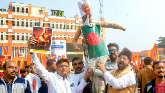 बांग्लादेश में हिंदुओं की लिंचिंग से बंगाल में गुस्सा भड़क गया है, जिसके चलते कोलकाता में डिप्टी हाई कमीशन के बाहर मार्च निकाला गया; पुलिस के साथ झड़पों के दौरान तनाव पैदा हो गया।