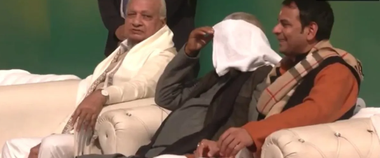 लालू यादव तेज प्रताप यादव के घर पहुंचे और चूड़ा दही की दावत में शामिल हुए। क्या उनके रिश्ते फिर से सामान्य हो गए हैं?