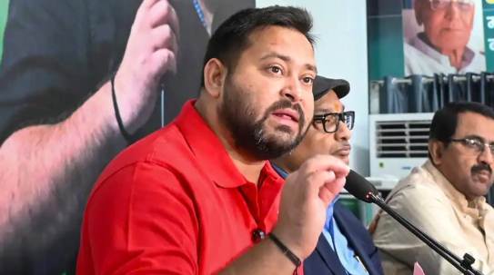 लालू यादव के सहयोगी का दावा है कि RJD प्रमुख द्वारा दिया गया रंग फीका पड़ रहा है, और दावतों की राजनीति खत्म हो गई है! नंबर 10 का रंग फीका पड़ गया है।