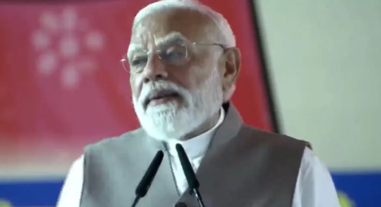 एक महिला सम्मेलन में, PM मोदी ने कांग्रेस और SP पर तीखा हमला बोलते हुए कहा: 