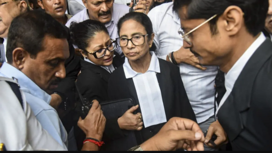 कलकत्ता हाई कोर्ट में ममता बनर्जी को देखते ही वकीलों ने 