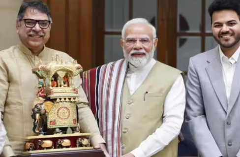 'सर, मेरे पिता आपकी बात नहीं सुन रहे हैं...'—BJP नेता सतीश पूनिया के खिलाफ PM मोदी से शिकायत! बेटे की पोस्ट वायरल।