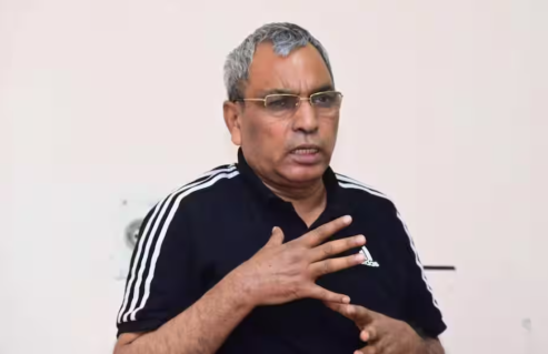 **ओम प्रकाश राजभर ने अखिलेश यादव पर साधा निशाना: 'ट्विटर, AC और PC के शौकीन कव्वाल भैया...'**