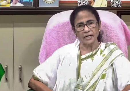 बंगाल में पार्टी के एक नेता के अलग होने के बाद ममता बनर्जी ने तीखी प्रतिक्रिया दी; उन्होंने बागियों को चुनौती देते हुए कहा, 