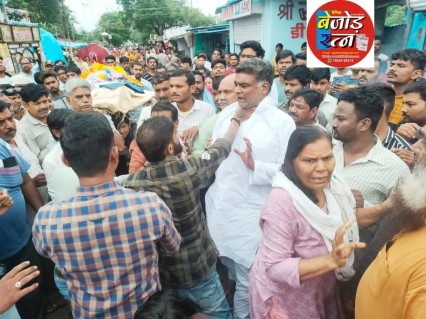 मुआवजे की मांग को लेकर युवक की अर्थी रोक धरना देना कॉग्रेस नेता को पड़ा महंगा