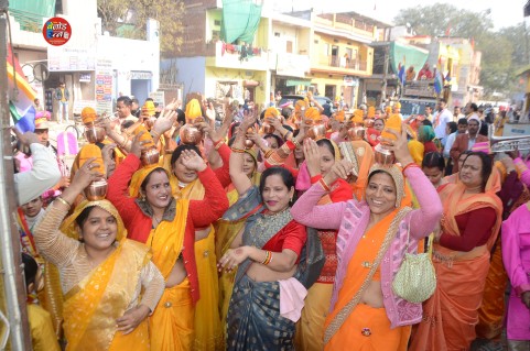 वेदी प्रतिष्ठा के लिए निकली गाजेबाजे के साथ मंगल कलश एवं भगवान जिनेन्द्र की शोभायात्रा*