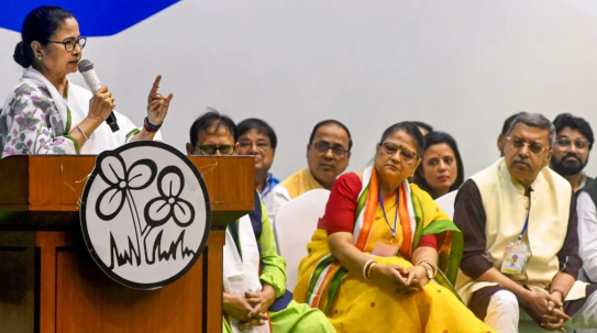 **तृणमूल कांग्रेस की अंदरूनी कलह सामने आई; काकोली घोष ने कल्याण बनर्जी पर दुर्व्यवहार का आरोप लगाया**