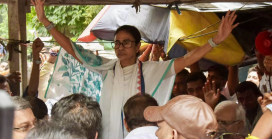 सरकार के ख़िलाफ़ ममता का बड़ा धरना प्रदर्शन: इसमें शामिल होने के लिए सिर्फ़ 5 TMC विधायक और 6 सांसद पहुँचे।