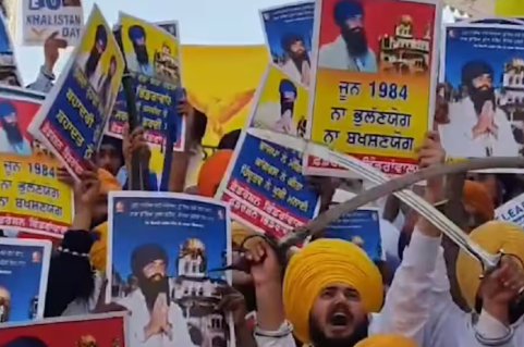 ऑपरेशन ब्लू स्टार की बरसी पर स्वर्ण मंदिर परिसर के अंदर 'खालिस्तान जिंदाबाद' के नारे लगाए गए और भिंडरावाले के पोस्टर बांटे गए।