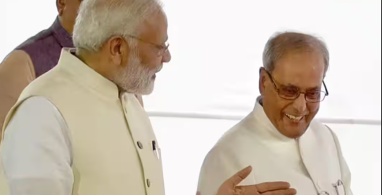 2014 की जीत के बाद जब PM मोदी प्रणब मुखर्जी से मिले, तो पूर्व राष्ट्रपति ने बस एक ही सवाल पूछा... शर्मिष्ठा मुखर्जी का एक लेख।